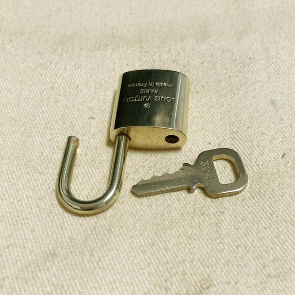 LOUIS VUITTON LV 10 SET PADLOCK KEY CHARM CADENA GOLD-PLATED FRANCE - Picture 4 of 4